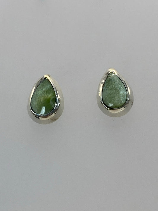 Detalle frontal de los dos aretes mostrando la piedra natural y el engaste de plata