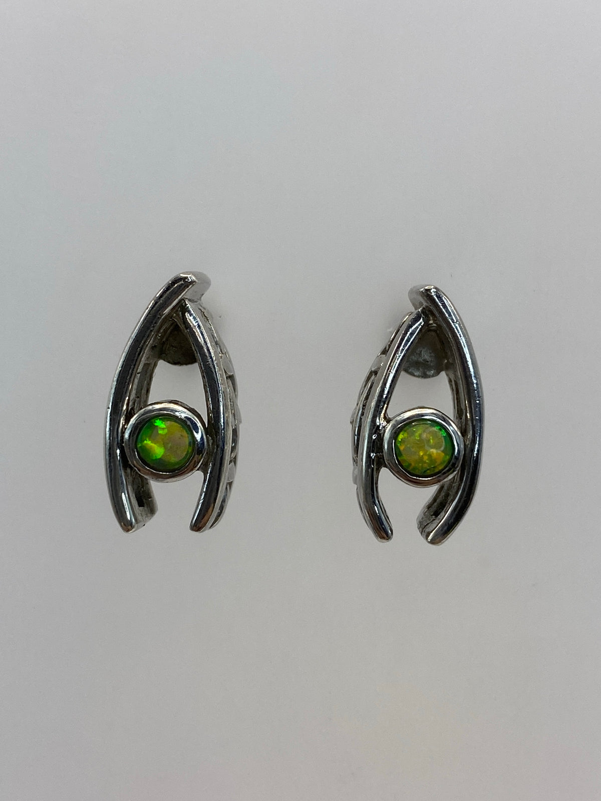 Par de aretes de plata 925 con ópalo de fuego verde olivo engastado a mano