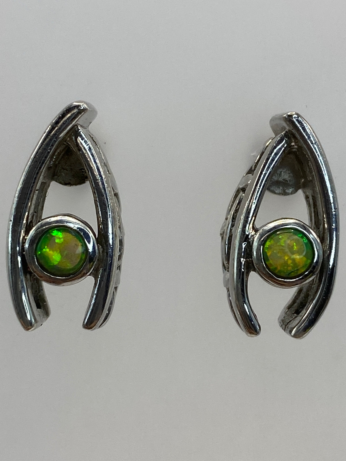 Aretes sobre fondo blanco, vista frontal, mostrando el largo de 1.9 cm
