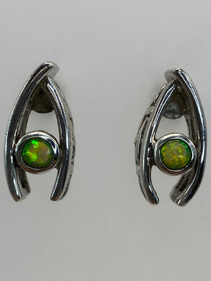 Aretes sobre fondo blanco, vista frontal, mostrando el largo de 1.9 cm