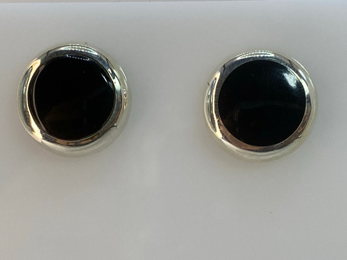 Par de aretes de plata con piedra negra engastada, vista frontal