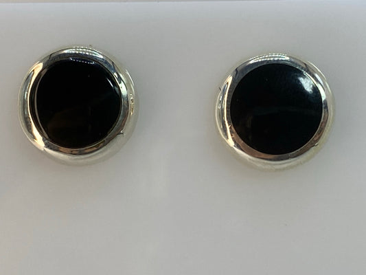 Par de aretes de plata con piedra negra engastada, vista frontal