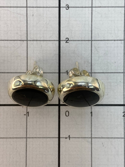 Comparativa de tamaño: aretes de 1.3 cm en la mano