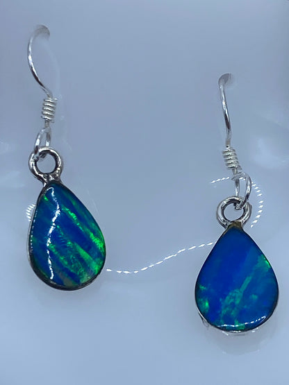 Aretes sobre escala de medida mostrando largo de 2.6 cm