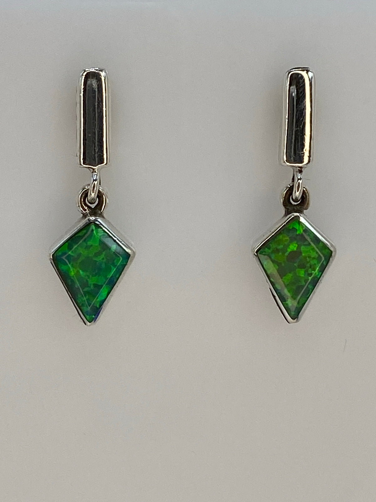 Par de aretes de plata 950 con ópalo de fuego verde olivo engastado