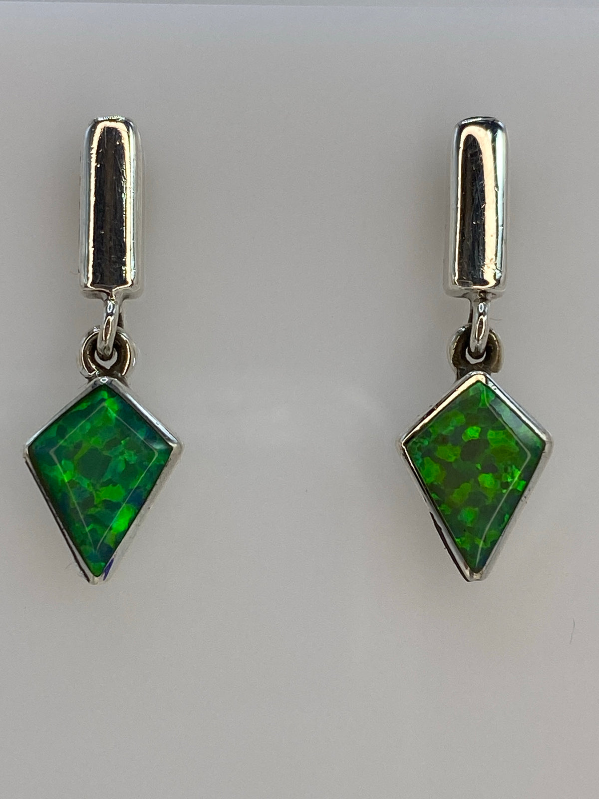 Detalle del ópalo de fuego verde en el engaste de plata