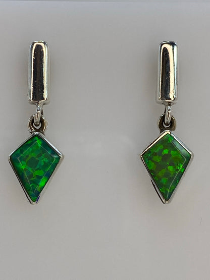 Detalle del ópalo de fuego verde en el engaste de plata