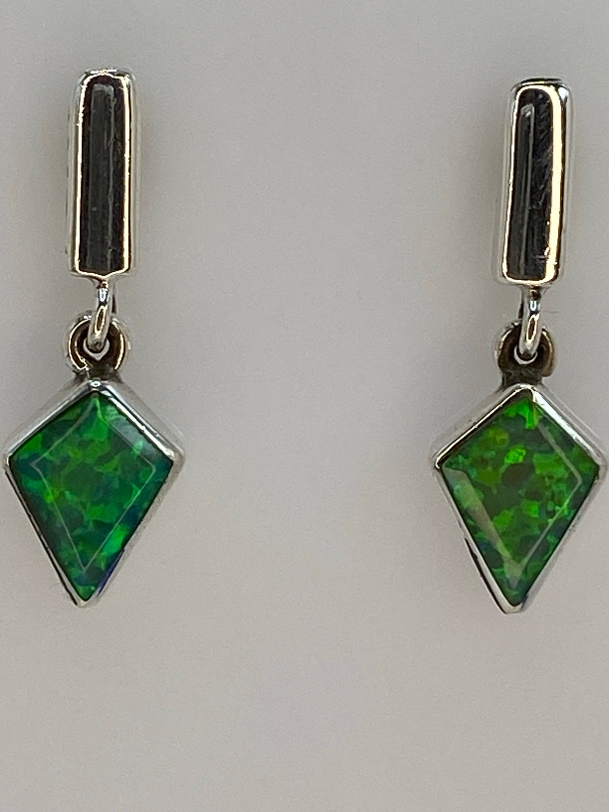 Aretes sobre fondo blanco mostrando el Quinto 950