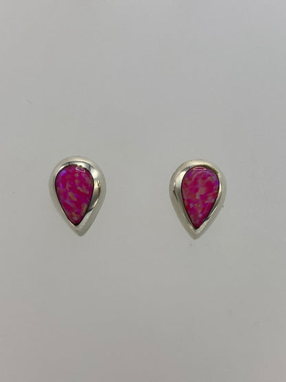 Aretes de plata 925 con ópalo de fuego rosa engastado a mano, en par sobre fondo blanco