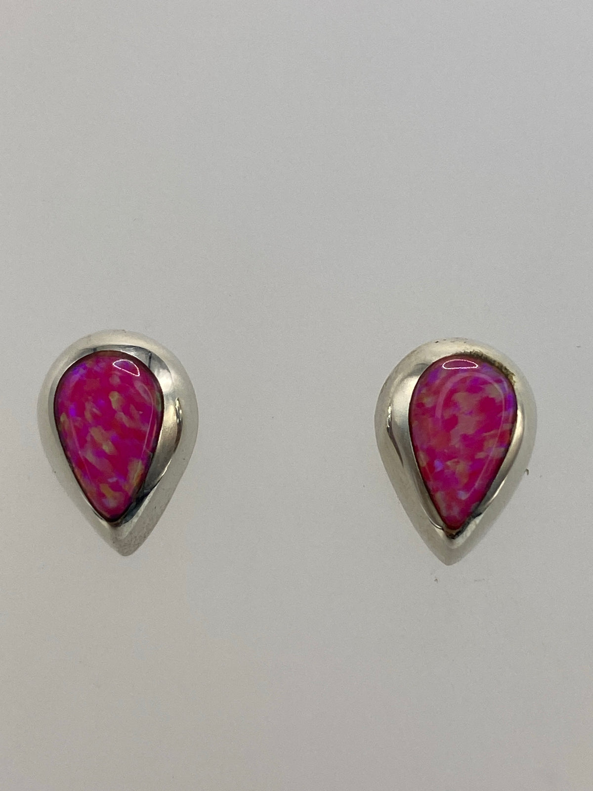 Aretes de ópalo en escala de centímetros, mostrando el tamaño compacto de 1.3 cm