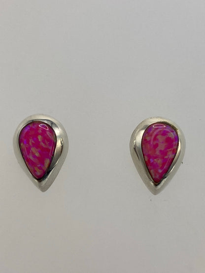 Aretes de ópalo en escala de centímetros, mostrando el tamaño compacto de 1.3 cm