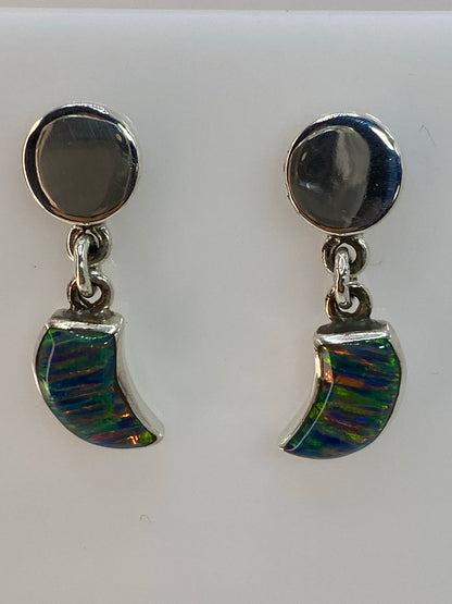 Par de aretes de plata 950 con Ópalo de Fuego multicolor visto de frente