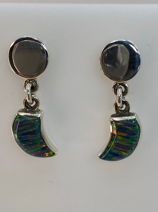 Par de aretes de plata 950 con Ópalo de Fuego multicolor visto de frente