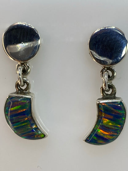 Aretes sobre regla de centímetros — largo 3 cm, engaste a mano visible