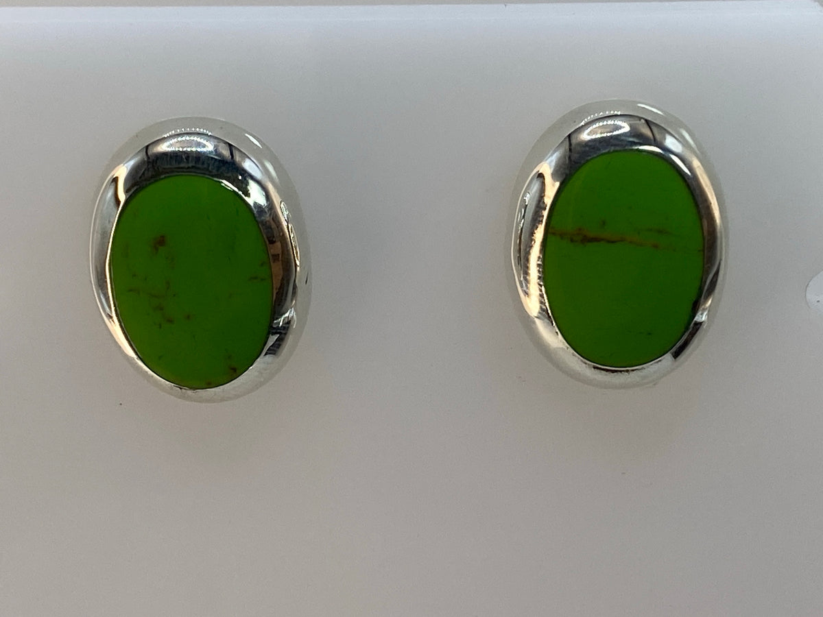 Par de aretes de plata 925 con piedra verde, vista frontal, ovalados y pulidos