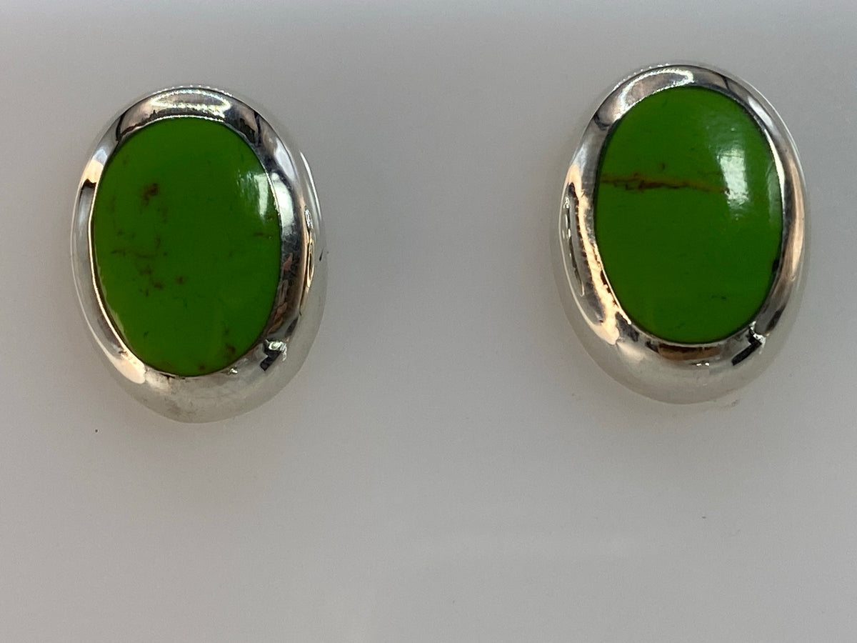 Aretes con piedra verde engastada a mano en plata, detalle del acabado
