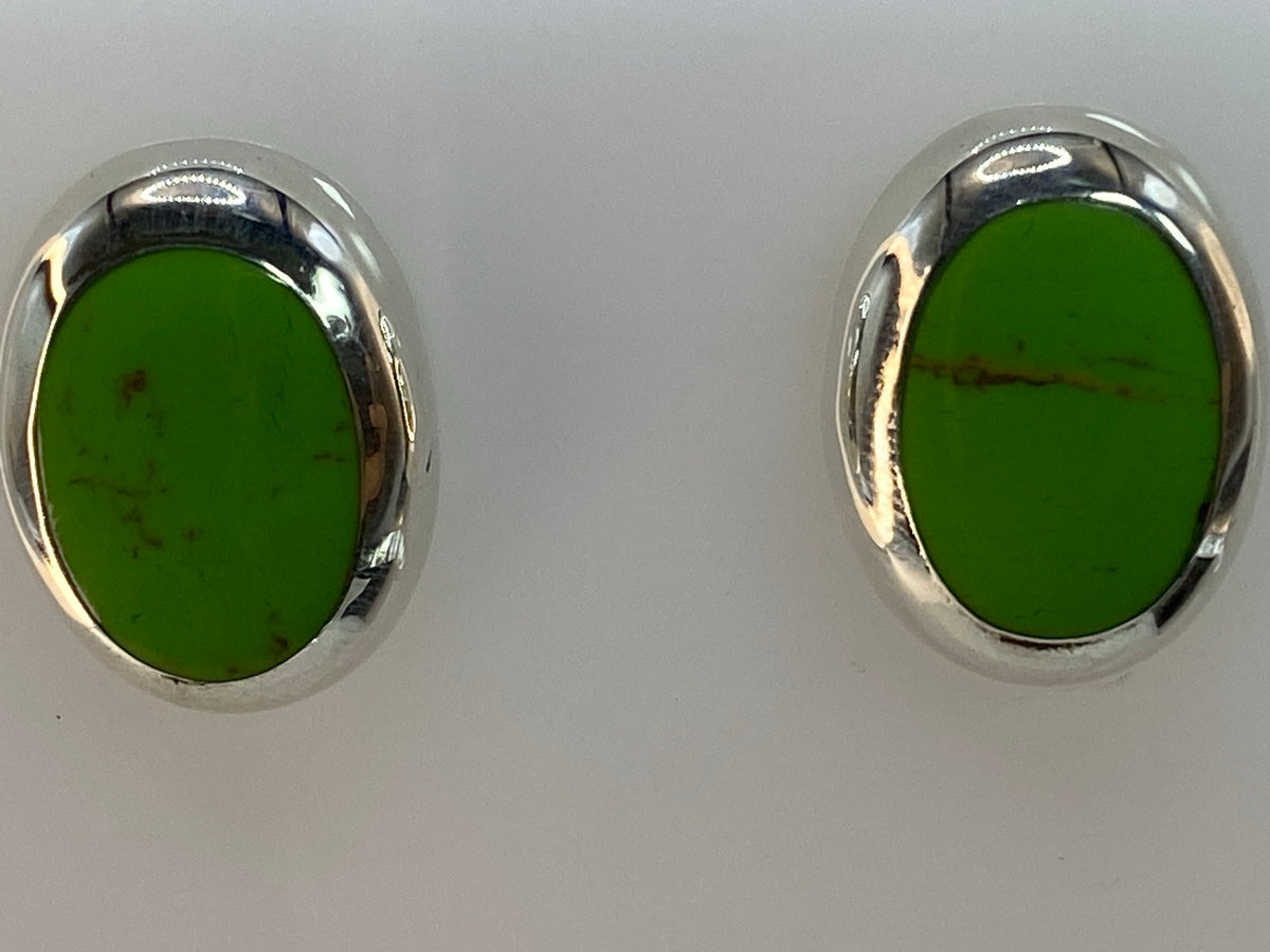 Aretes de plata verde vistos desde arriba, mostrando la incrustación de la piedra