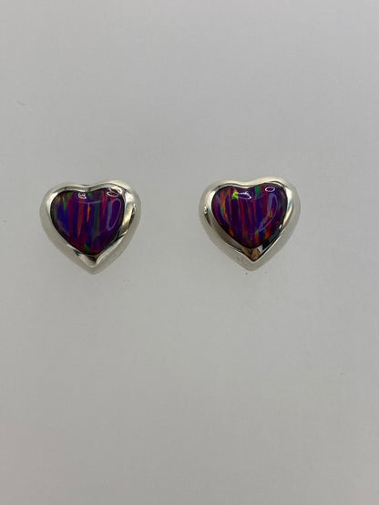 Detalle del ópalo de fuego morado en arete de plata 925 con reflejos