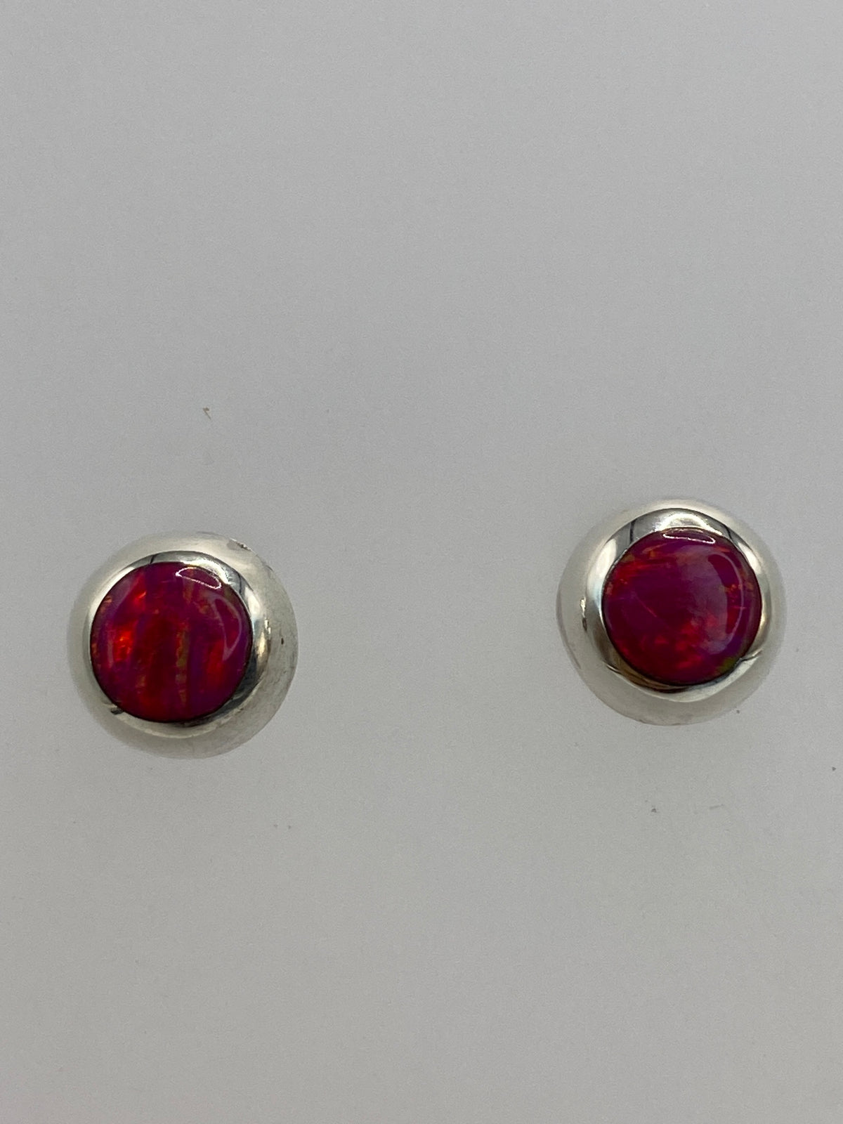 Aretes colocados sobre fondo blanco con Quinto 925 visible
