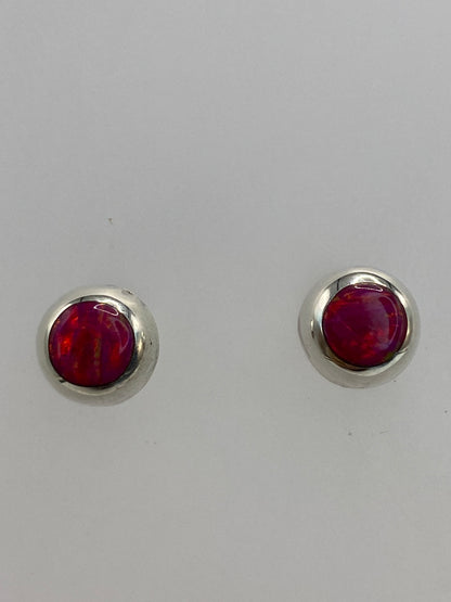 Aretes colocados sobre fondo blanco con Quinto 925 visible