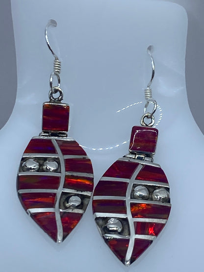 Par de aretes de plata con ópalo de fuego rosa, diseño en hoja de 4.2 cm, vista frontal