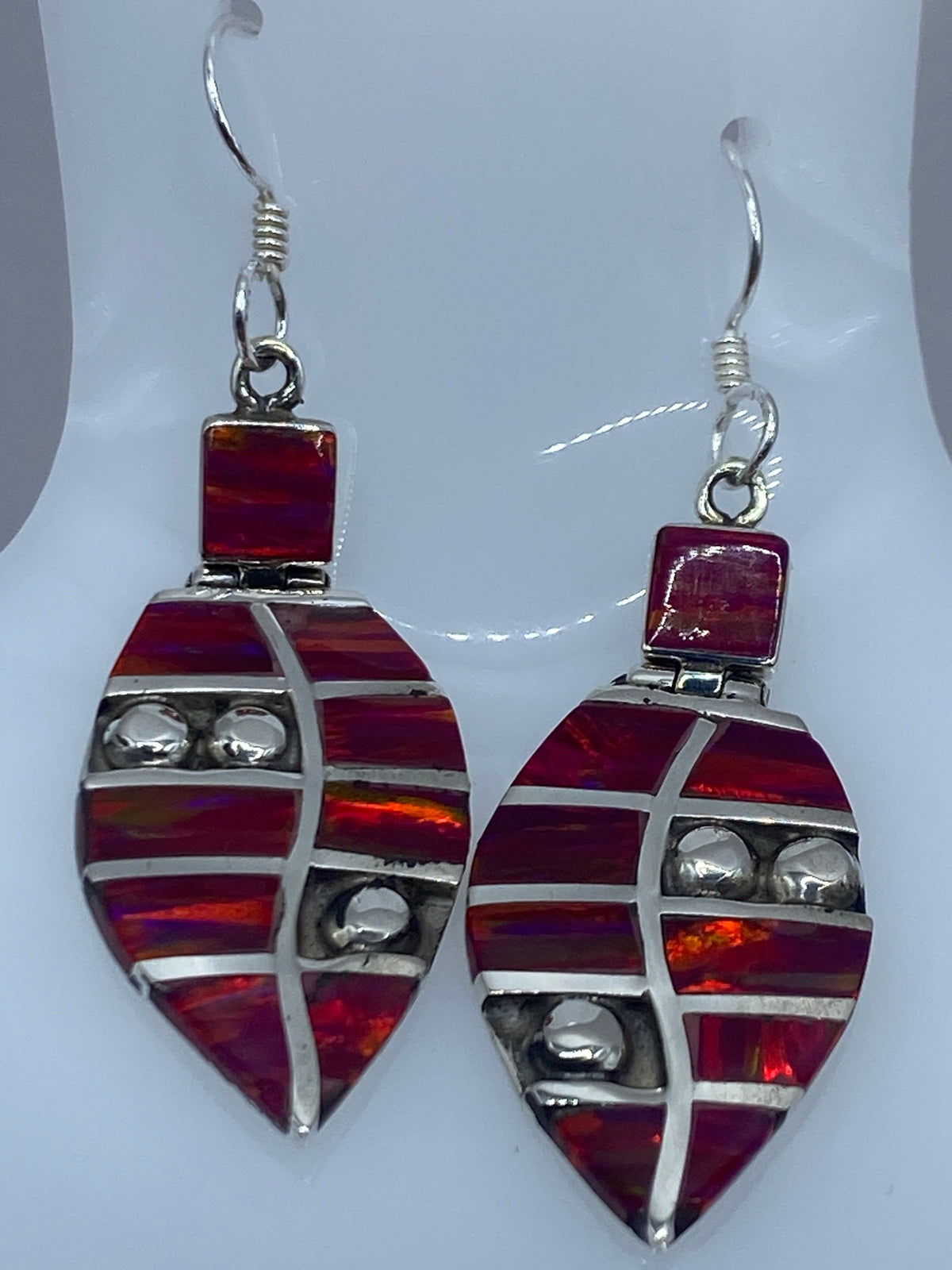 Aretes sobre regla mostrando largo de 4.2 cm