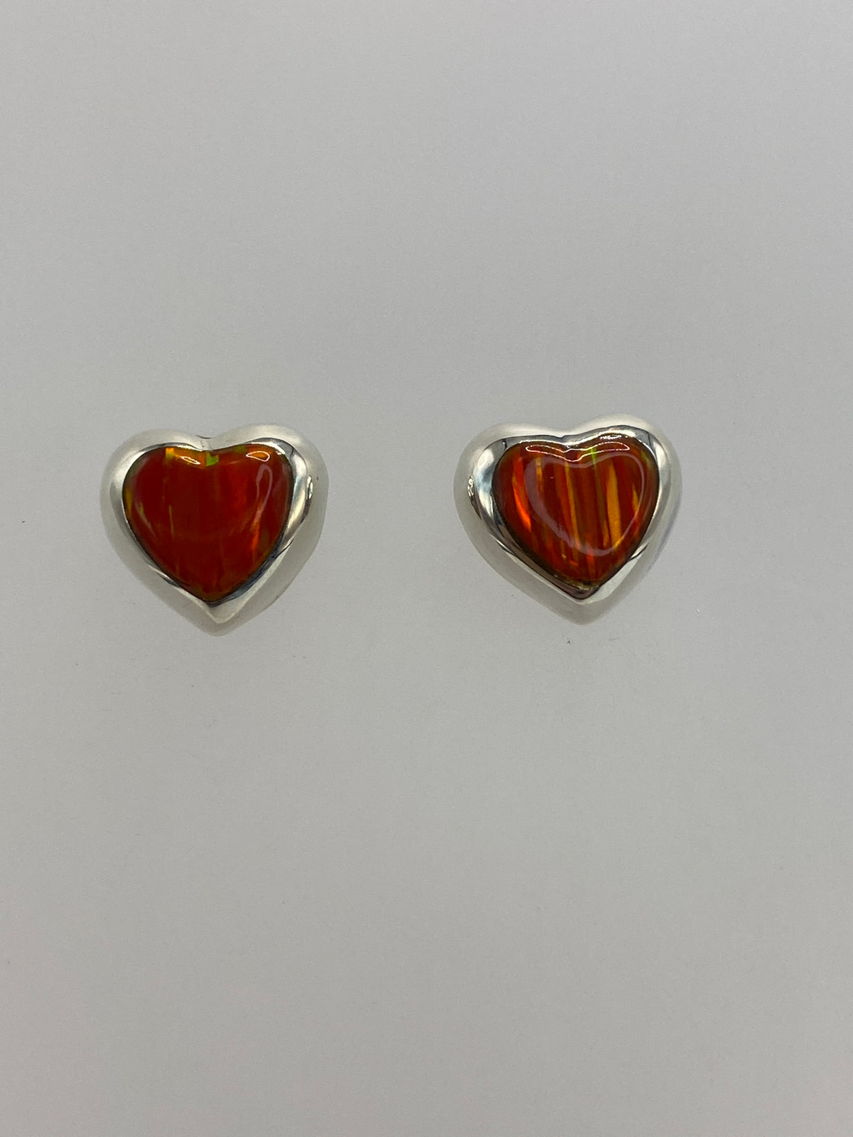 Detalle del ópalo de fuego naranja en engaste de plata 925