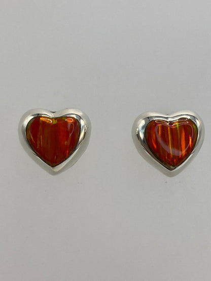 Aretes sobre patrón de medida mostrando el largo de 1.4 cm