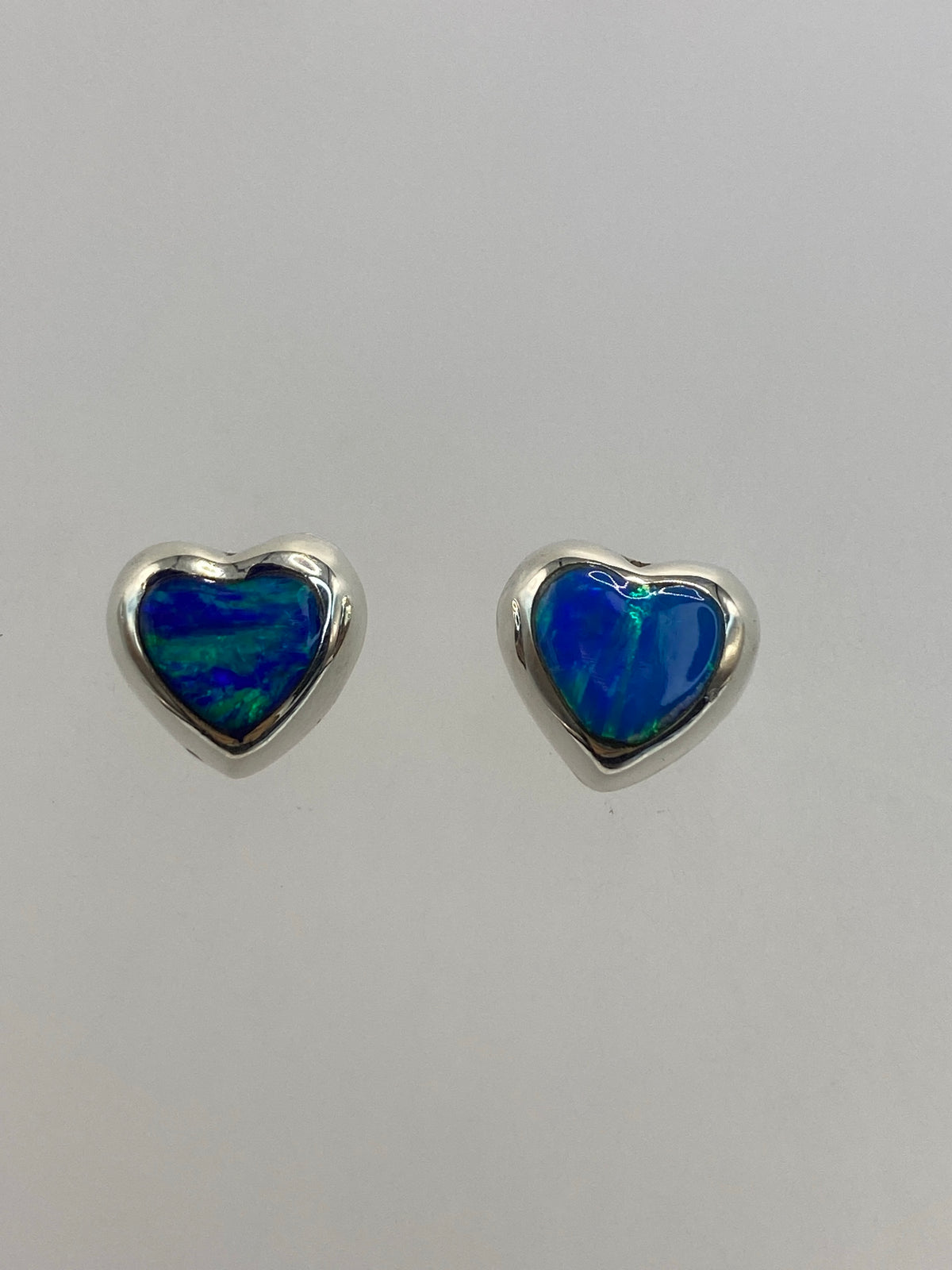 Par de aretes de plata con ópalo de fuego azul, de 1.3 cm de largo, en caja de presentación