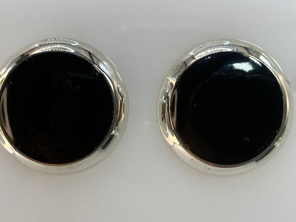 Aretes de onix de 1.8 cm en la palma de una mano