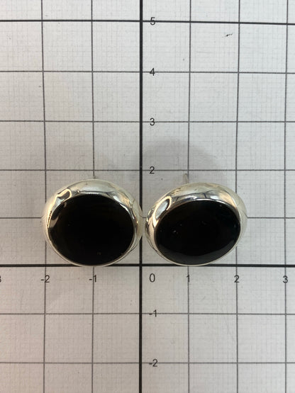 Aretes con poste y tuerca de plata, sobre fondo blanco