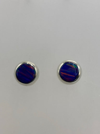 Par de aretes de plata 925 con ópalo de fuego morada, 1.3 cm, sobre fondo blanco