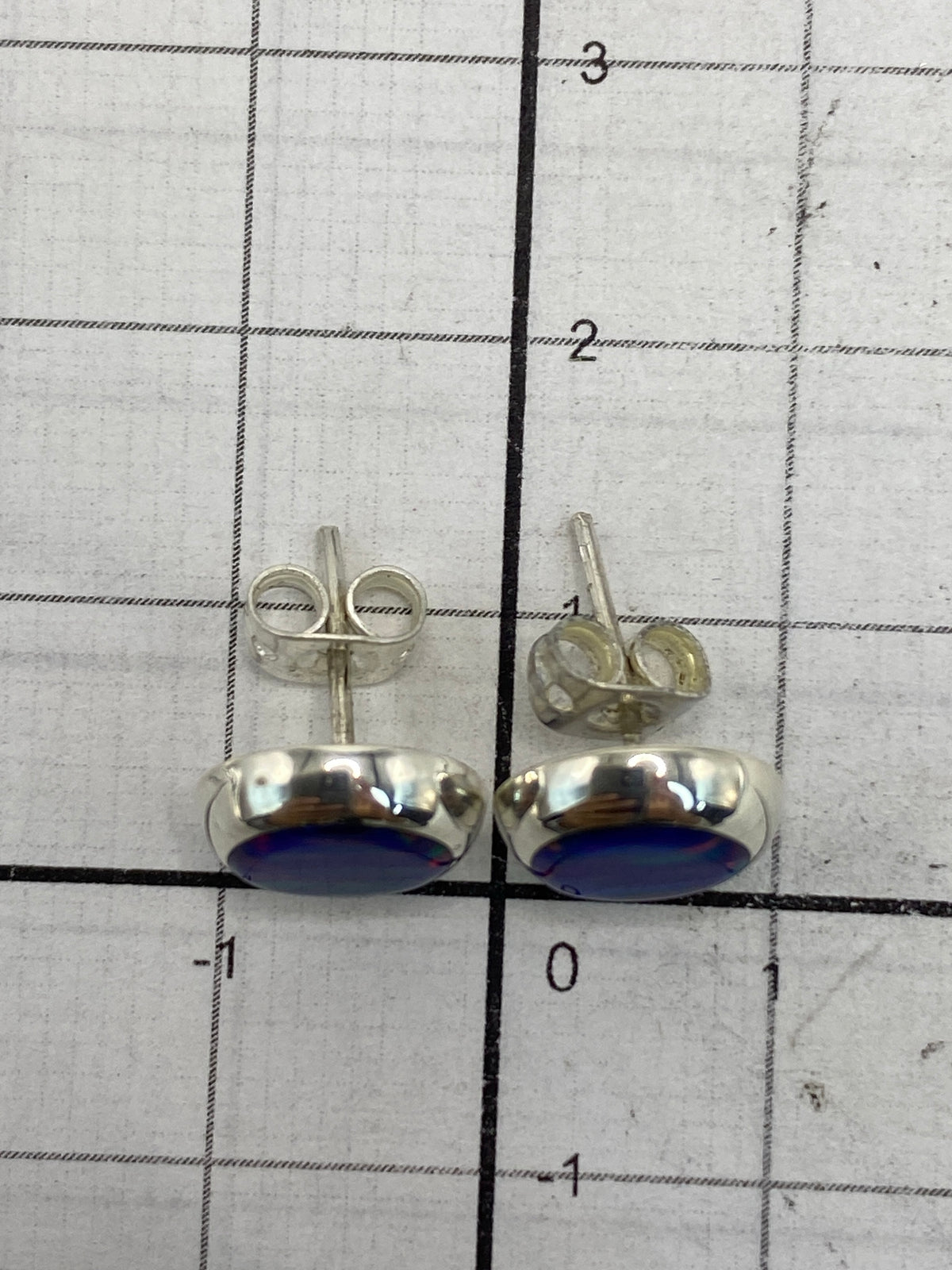 Reverso de los aretes con el Quinto 925 y broches de presión