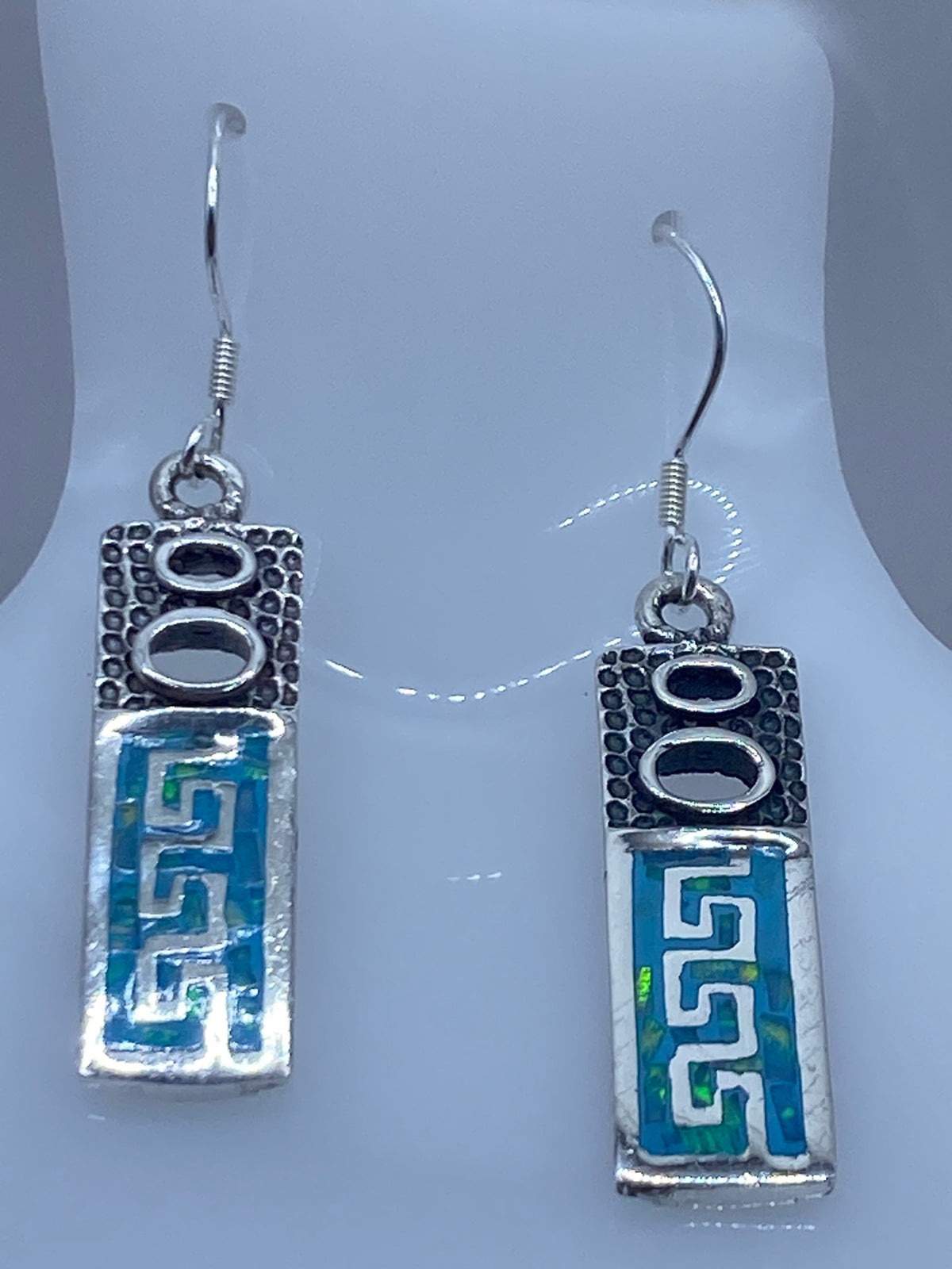 Par de aretes de plata 950 con opalo de fuego azul cielo y motivo de grecas prehispanicas