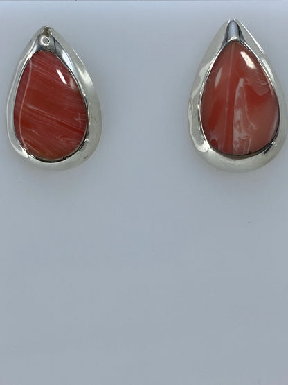 Par de aretes de plata 925 con coral rosa engastado a mano, vista frontal