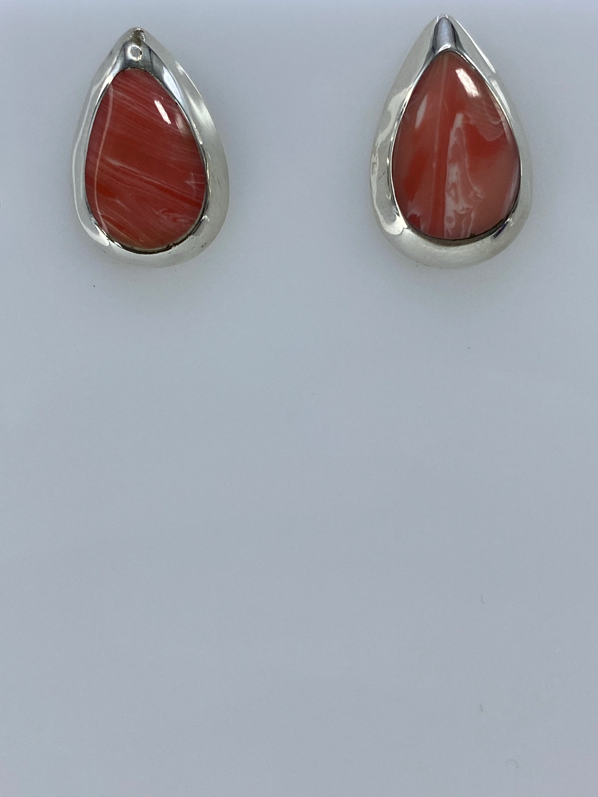 Aretes de coral rosa en plata de Taxco, detalle del engaste