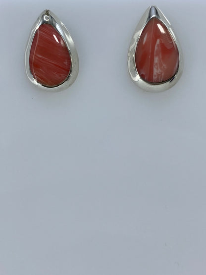 Aretes de coral rosa en plata de Taxco, detalle del engaste