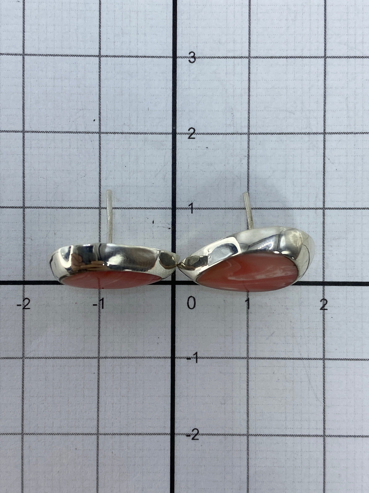 Aretes de plata con coral, mostrando la marca 925 del reverso