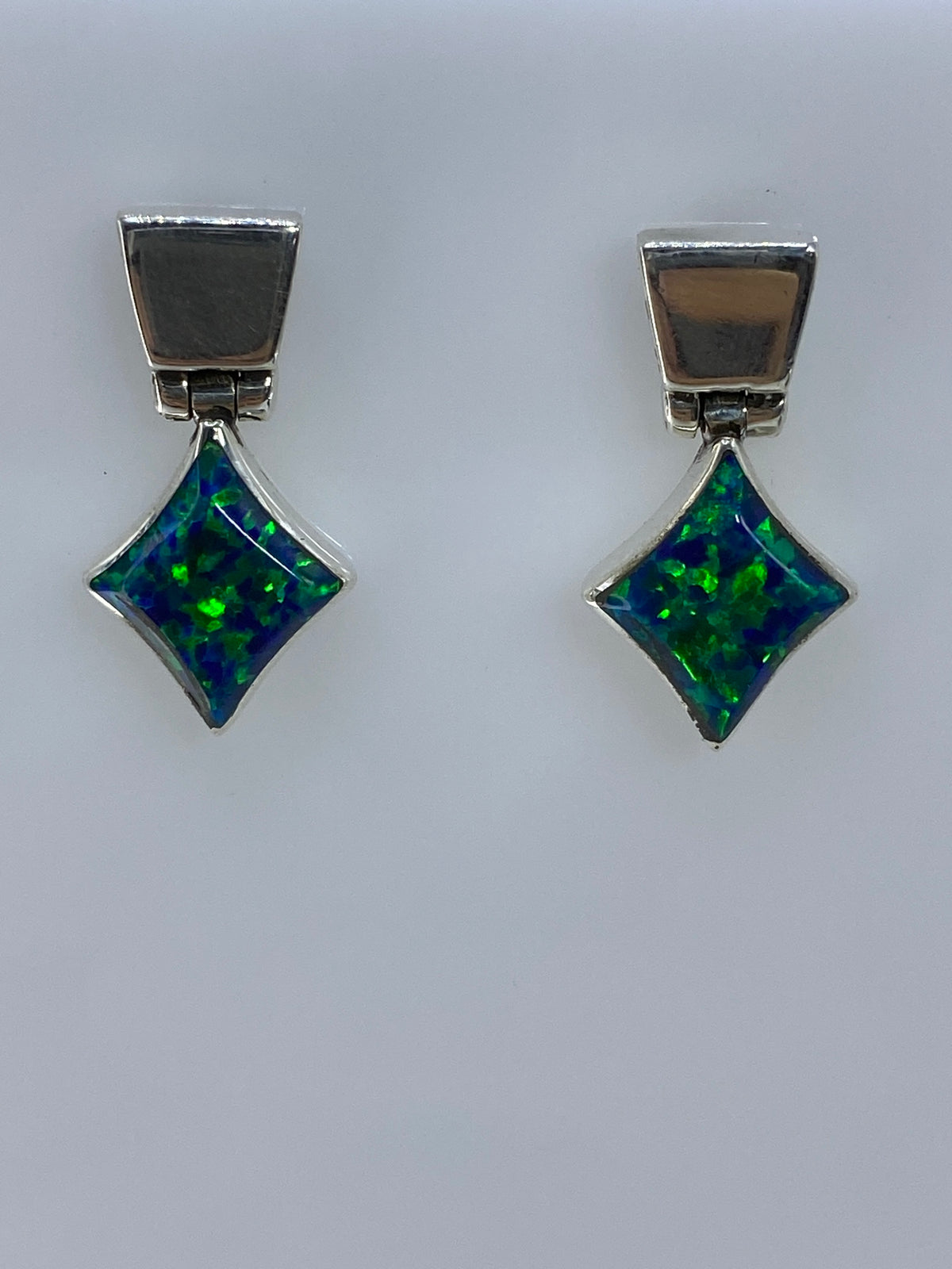 Par de aretes de plata 950 con ópalo de fuego verde olivo, en forma de rombo, colgando de postes