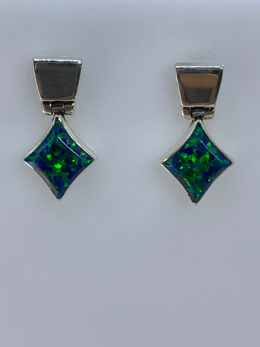 Par de aretes de plata 950 con ópalo de fuego verde olivo, en forma de rombo, colgando de postes