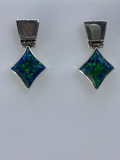 Detalle del ópalo de fuego con reflejos verdes en la incrustación de plata pulida