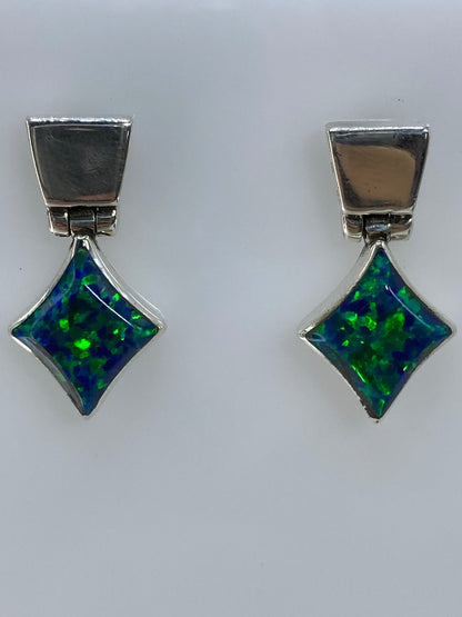 Aretes puestos en lóbulo, mostrando la proporción de 2.7 cm de largo