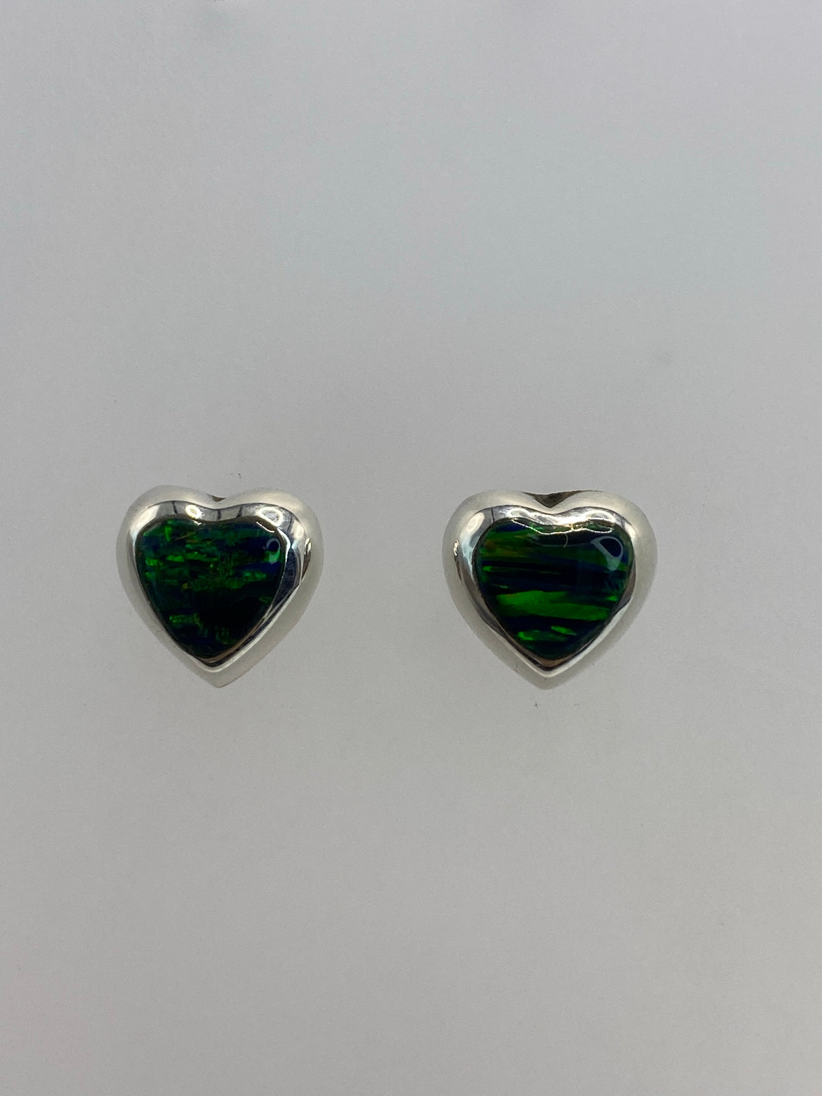 Aretes corazón de plata 925 con Ópalo de Fuego verde — vista frontal del par