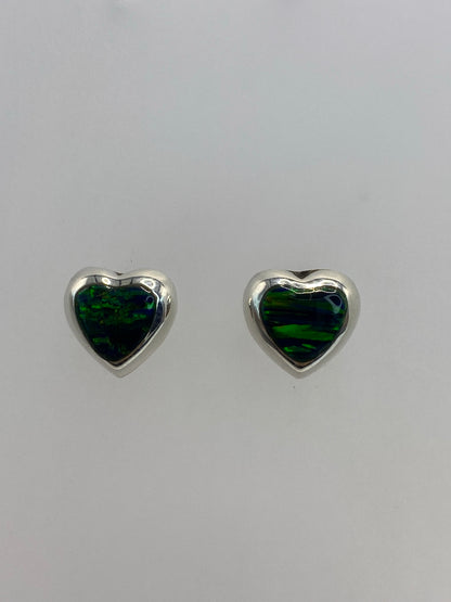 Aretes corazón de plata 925 con Ópalo de Fuego verde — vista frontal del par