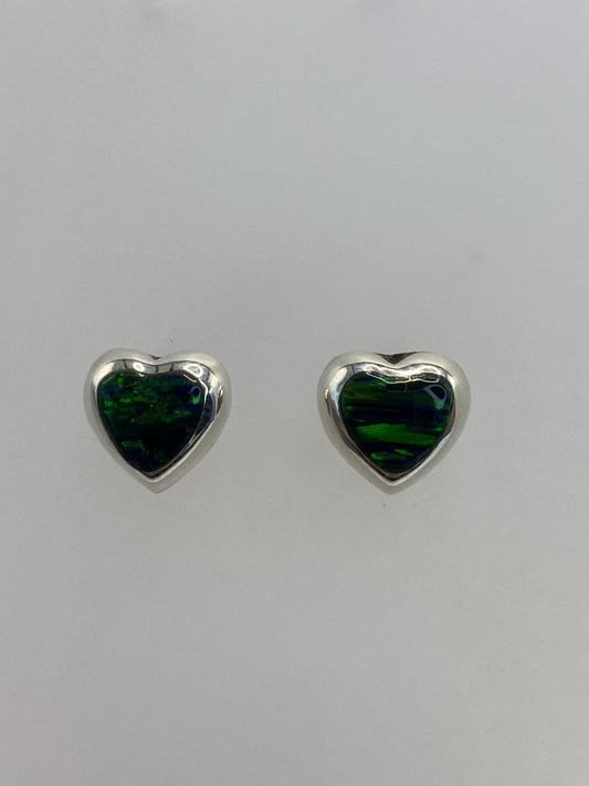 Aretes corazón de plata 925 con Ópalo de Fuego verde — vista frontal del par
