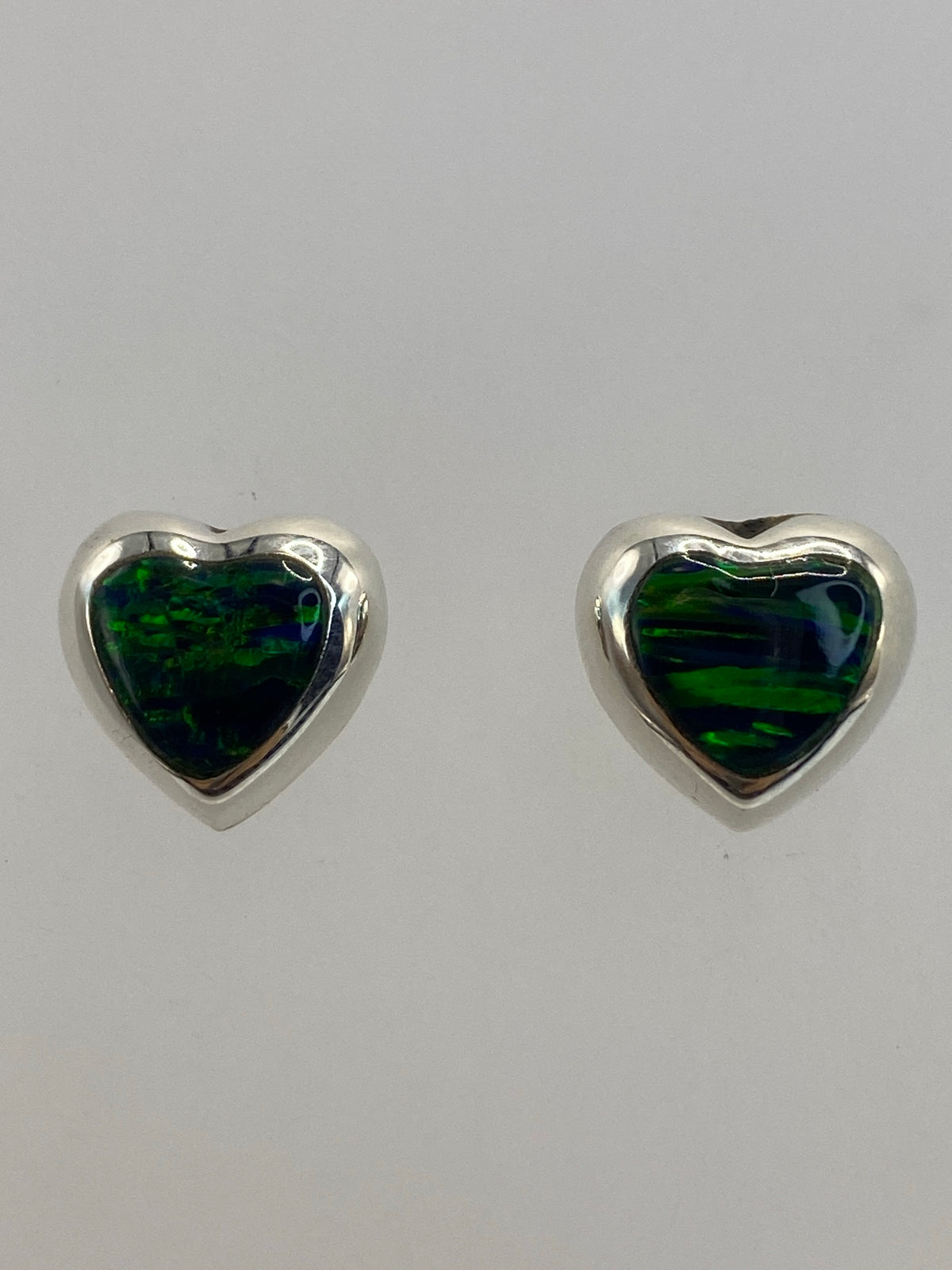 Aretes corazón en vista lateral sobre escala de medición — largo 1.3 cm
