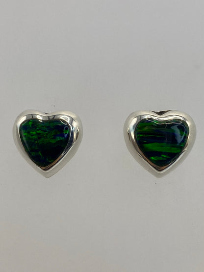 Aretes corazón en vista lateral sobre escala de medición — largo 1.3 cm