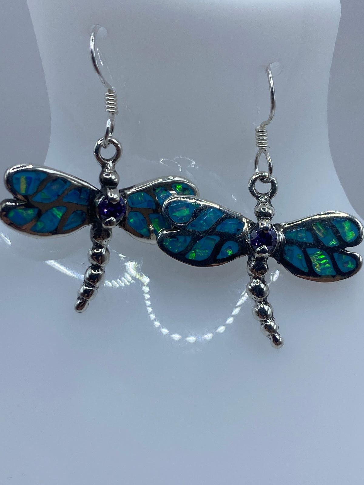 Aretes vistos de frente mostrando la luminosidad del ópalo