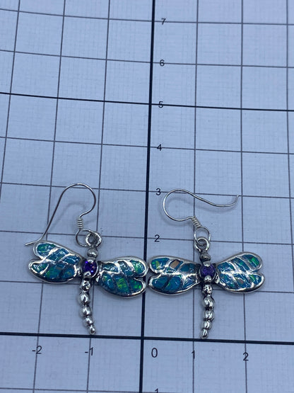 Aretes en par sobre fondo blanco con gancho de plata visible