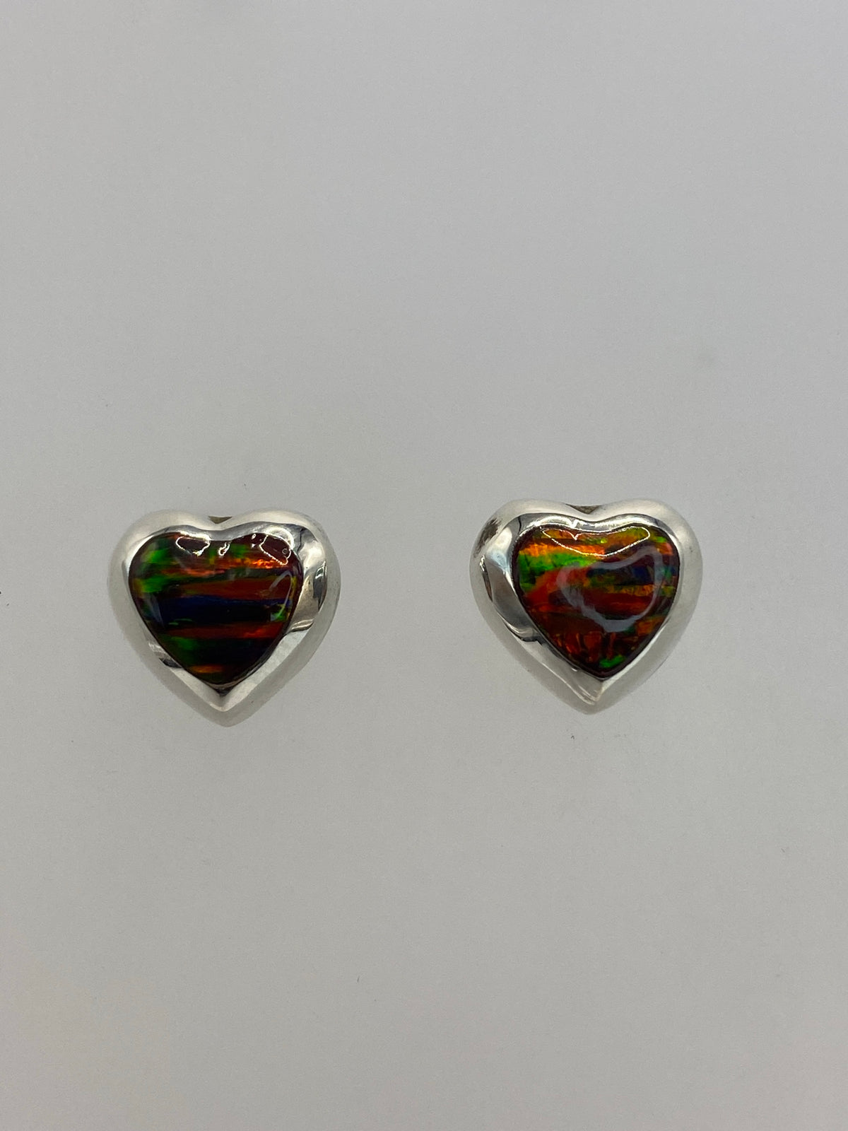 Par de aretes de plata con ópalo de fuego multicolor brillante en tonos rojo, naranja, amarillo, verde y azul